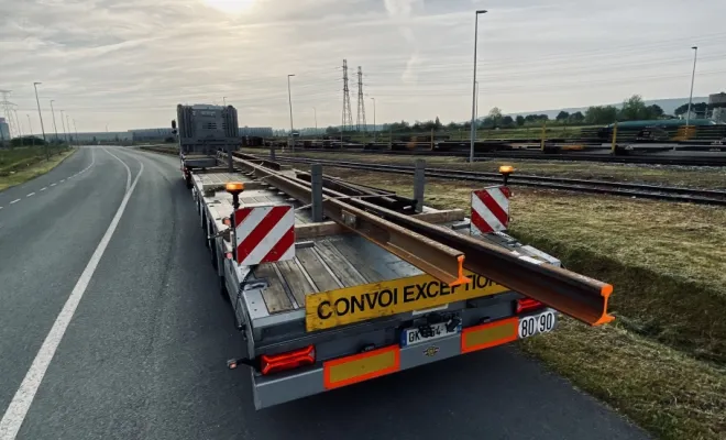 Transport de rails en acier à Beauvais., Rouen, ELTS – Étienne Leloup Transports Spéciaux