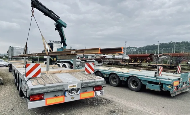 Transport de rails en acier à Beauvais., Rouen, ELTS – Étienne Leloup Transports Spéciaux